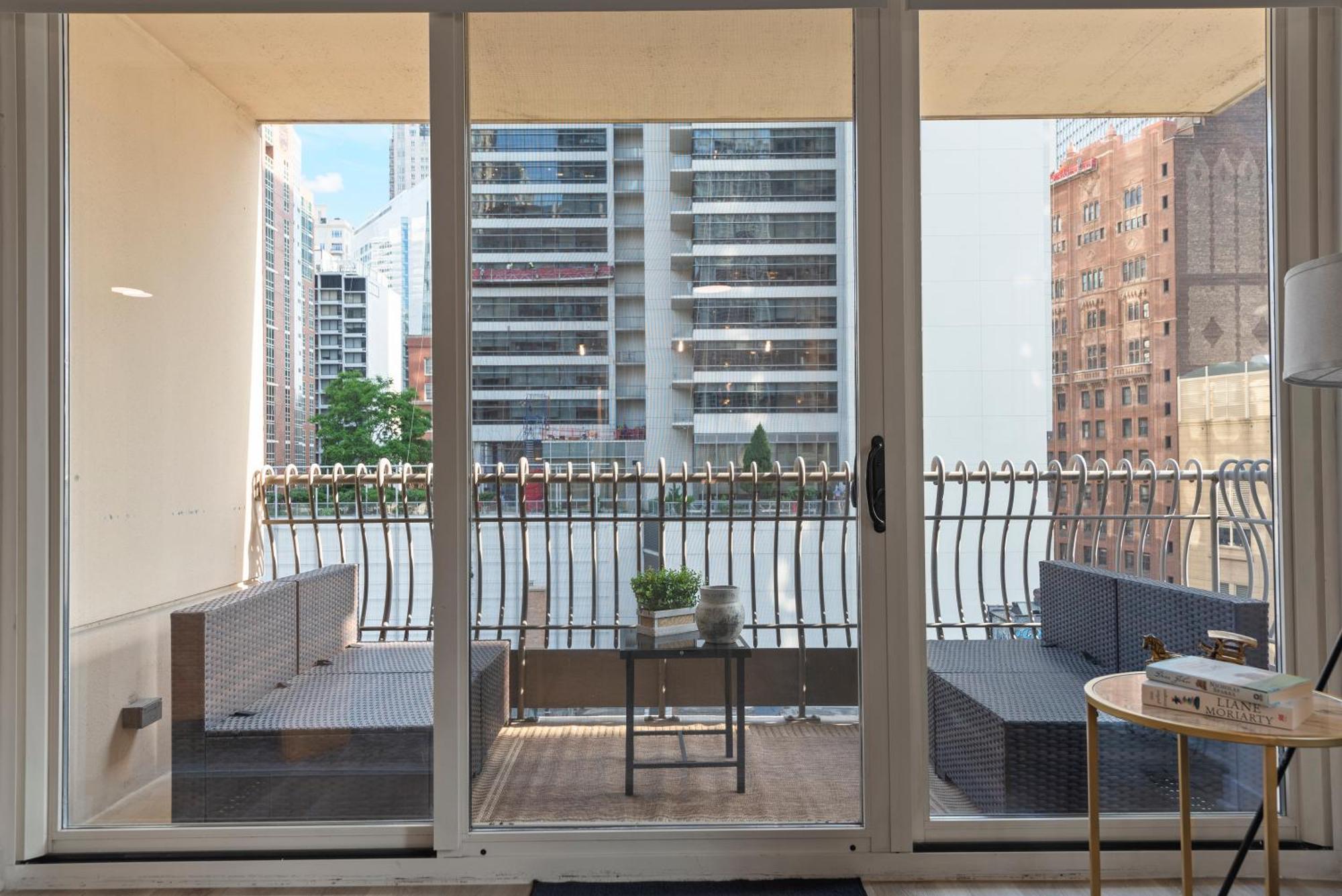 The Bernardin Gold Coast Luxury Apartments Near Magnificent Mile Чикаго Экстерьер фото