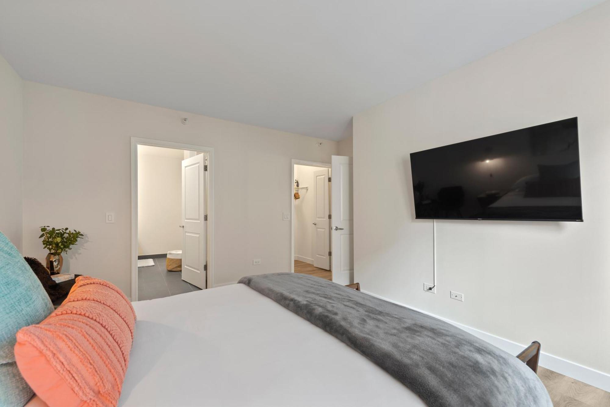 The Bernardin Gold Coast Luxury Apartments Near Magnificent Mile Чикаго Экстерьер фото