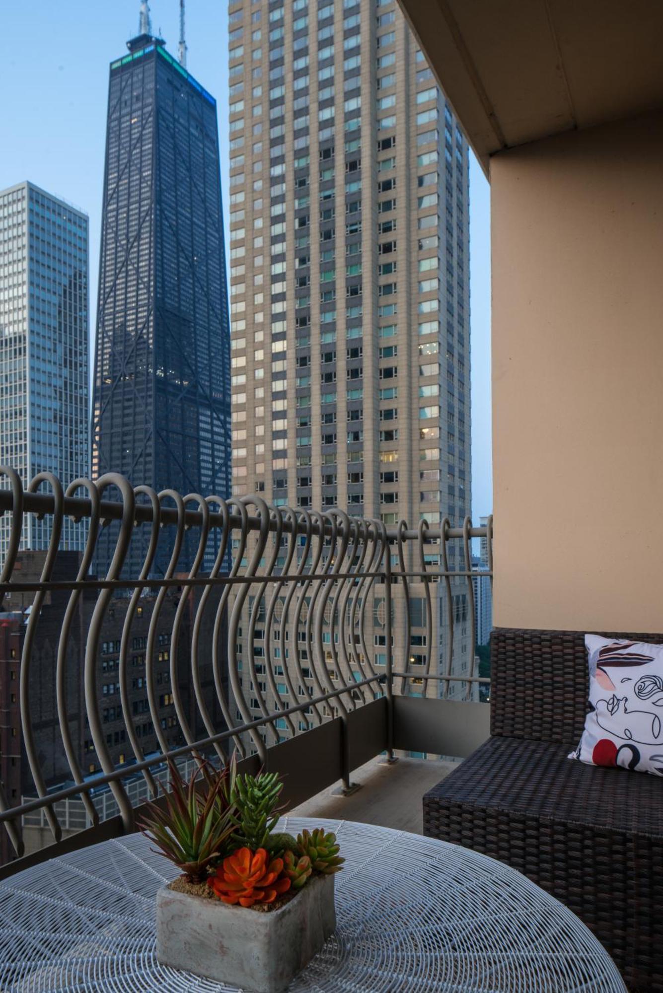 The Bernardin Gold Coast Luxury Apartments Near Magnificent Mile Чикаго Экстерьер фото